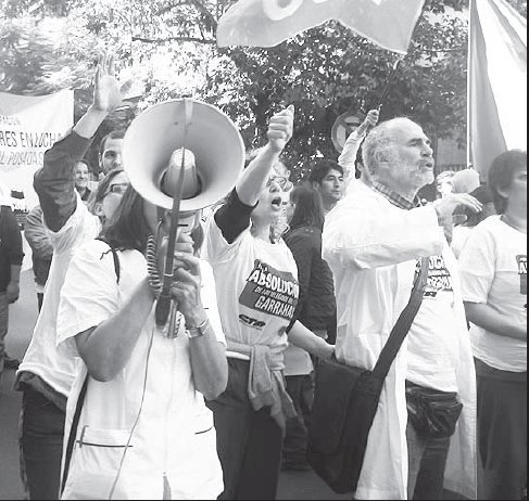 Gustavo Lerer junto a trabajadores del Garrahan en el acto frente a tribunales de este lunes 8 de abril