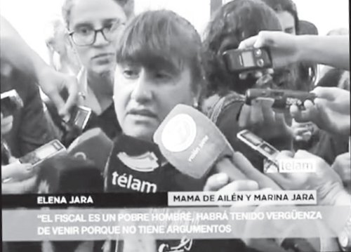 La madre hablando a los medios