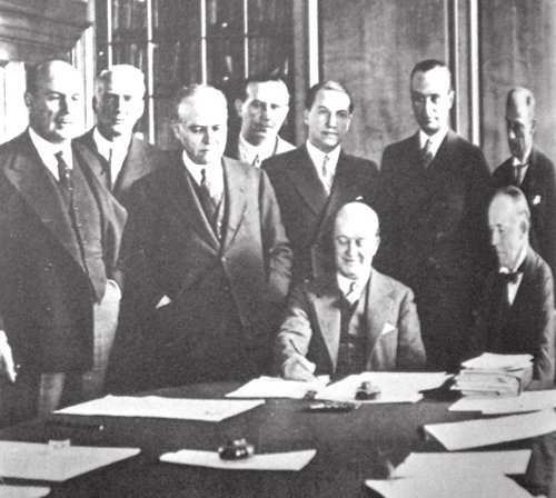 Julio Argentino Roca (hijo) visando el borrador del tratado y el presidente del British Board of Trade Sir Walter Runciman, el encargado de negocios britnico.