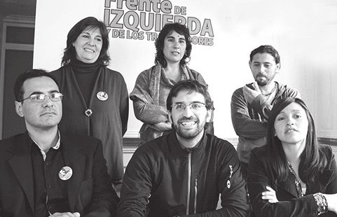 Manuel Sánchez de Izquierda Socialista a primer concejal (centro), junto a otros candidatos del FIT