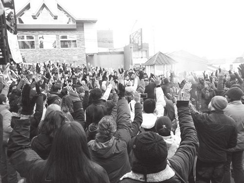 Docentes fueguinos en asamblea aprobando el 45% de aumento salarial, Ushuaia